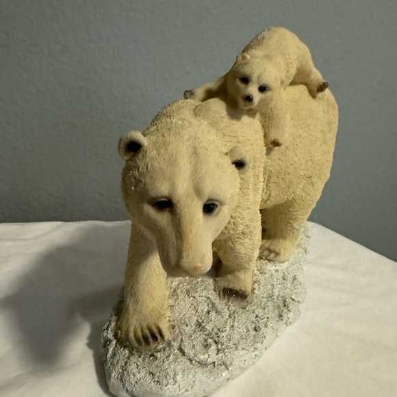 Mama polar bear and baby - Picture 2 of 10